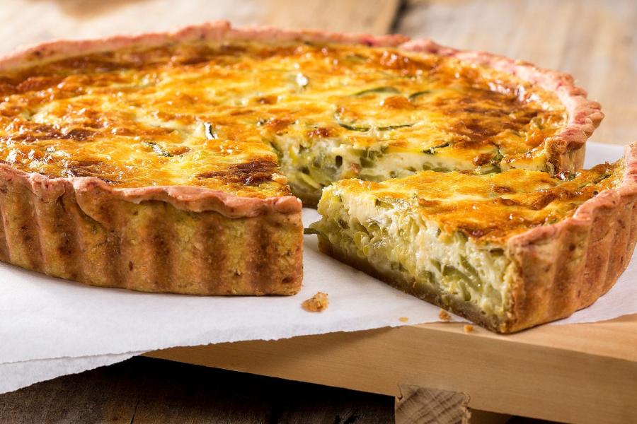 Una quiche de puerros bien tostada. Se ha cortado un trozo que ha quedado al lado.