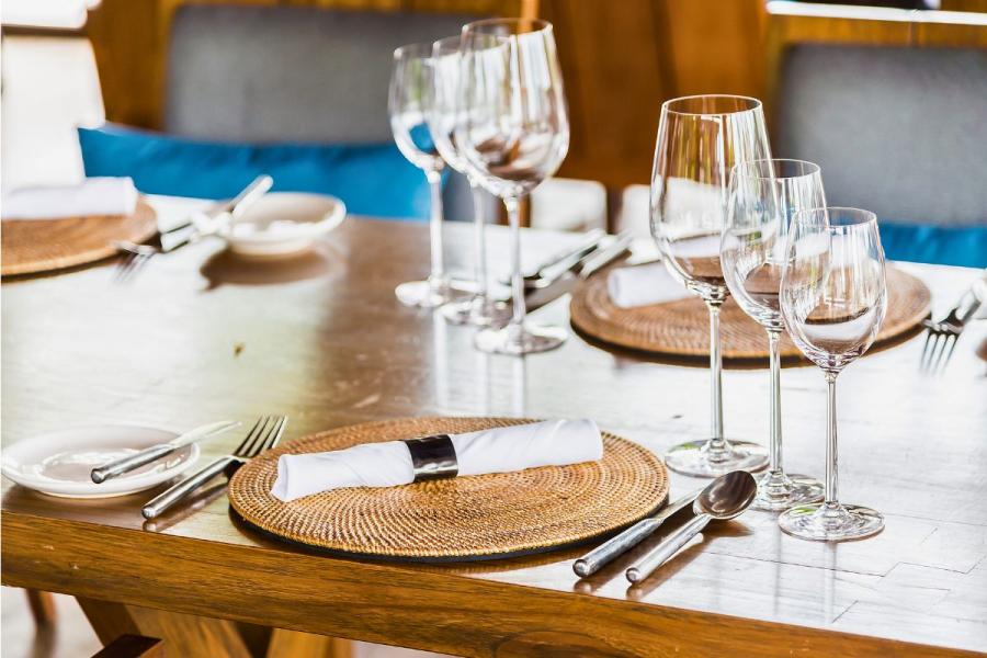 Mesa puesta con copas de vino blanco y tinto y copa de agua en su orden.