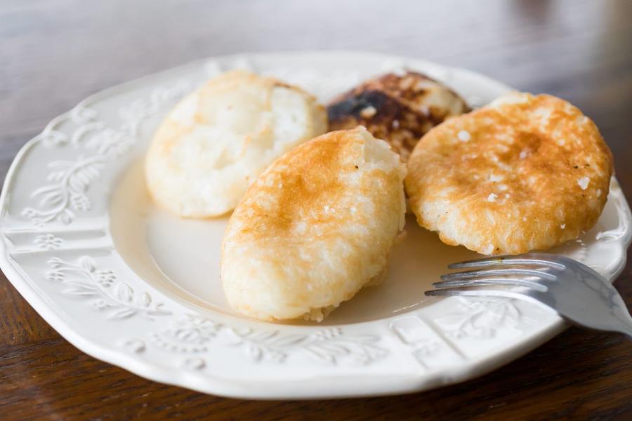 Fari masa, una especie de buñuelos de arroz o de mijo, que se comen como tentempié.