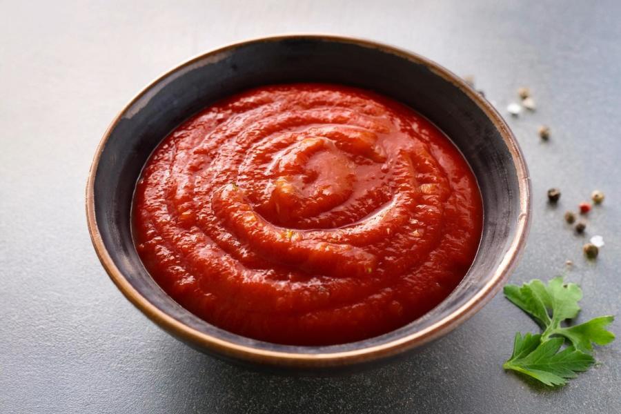 Un cuenco con salsa de tomate clásica, la que se usa como base para otras salsas.
