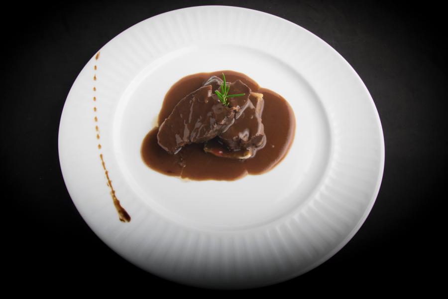 Un plato de solomillo con salsa española.