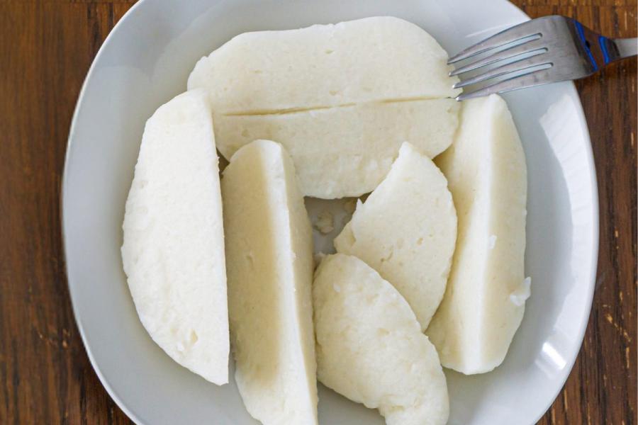 Un plato con tuwo. El tuwo es conocido por su simplicidad y capacidad para acompañar otros platos.