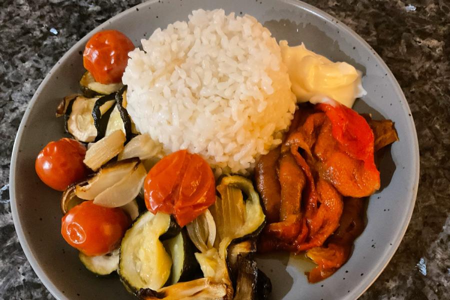 Arroz con verduras mediterráneas y mahonesa al ajo.