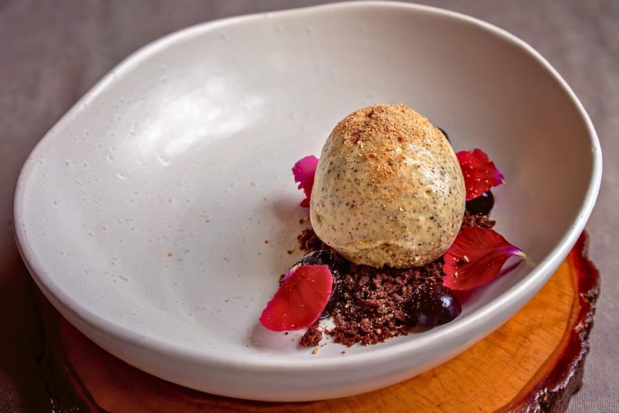 Un cuenco con helado con sabor a acacia café.