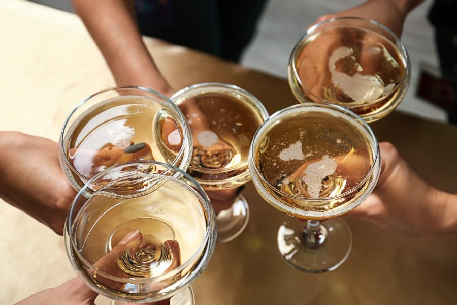 Copas para vinos espumosos, de borde ancho y forma ligeramente globosa.