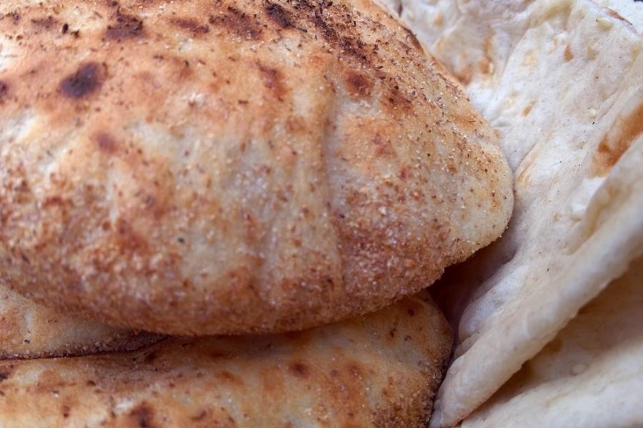 Panes árabes, incluyendo pan pita recién horneado.