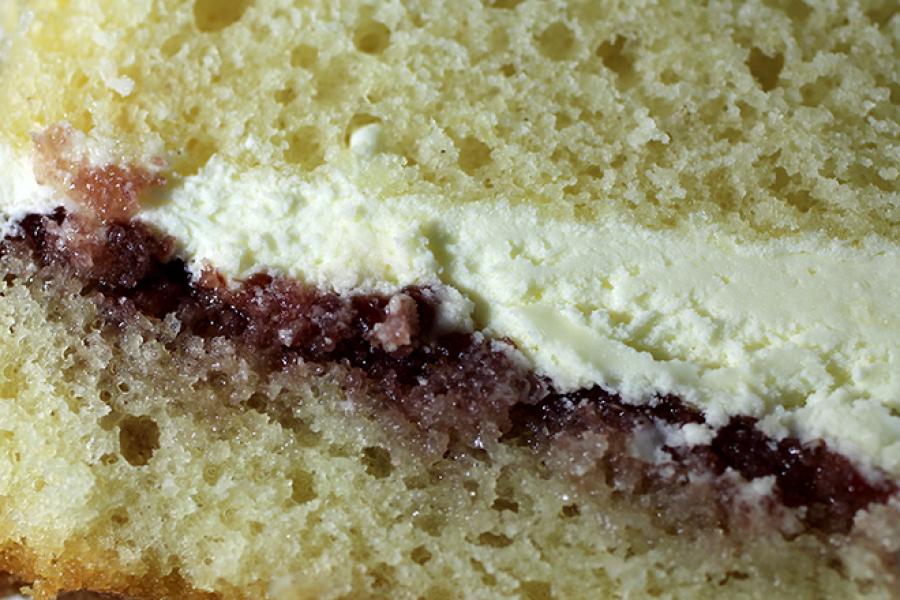 Bizcocho esponjoso relleno con nata y mermelada.