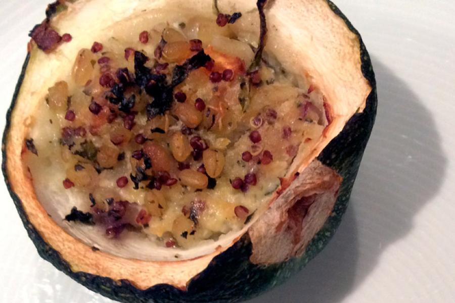 Calabacín de globo relleno de picadillo vegetariano.