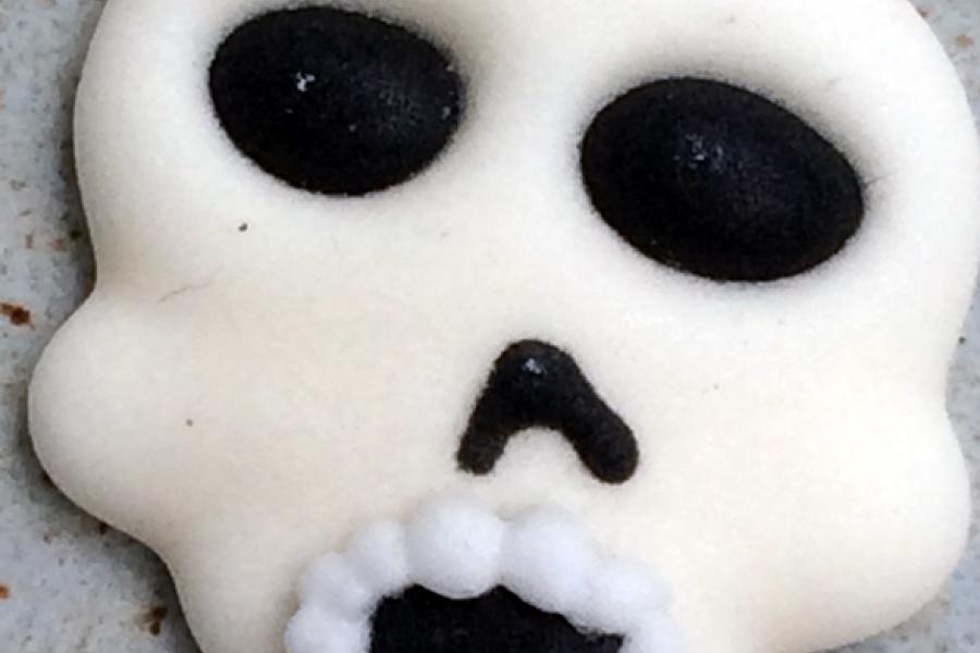 Una calavera de azúcar para decoración de pasteles.