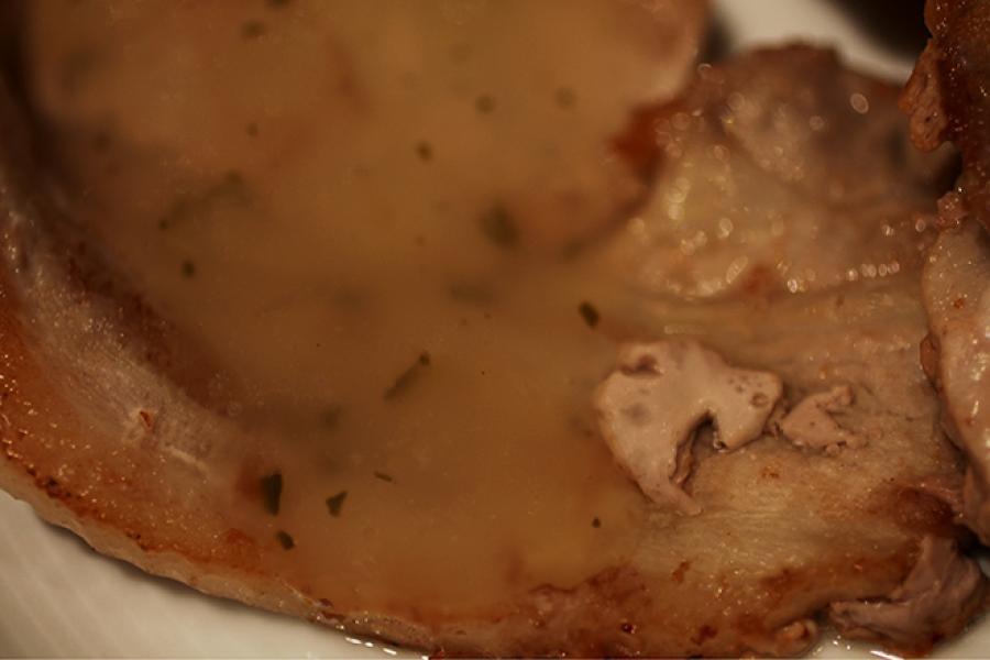 Cerdo asado con puré de manzana.