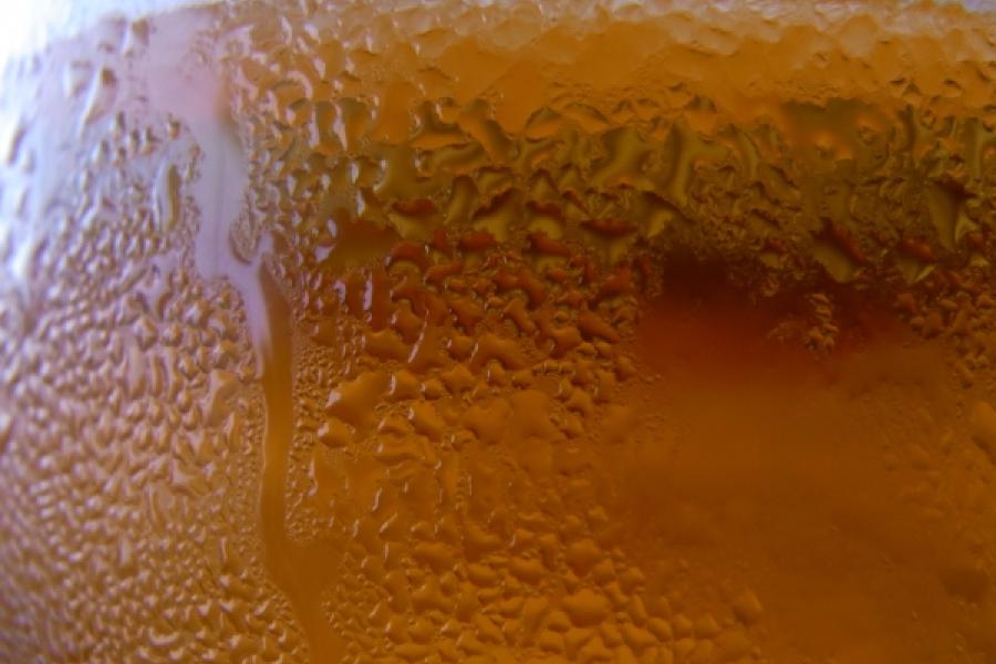 Vaso de cerveza fría.