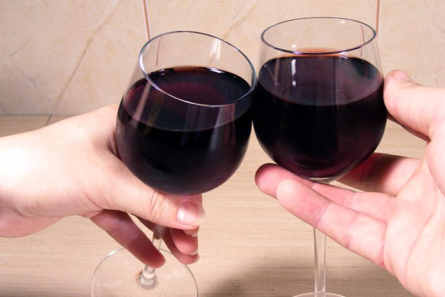 Brindis con vino tinto.