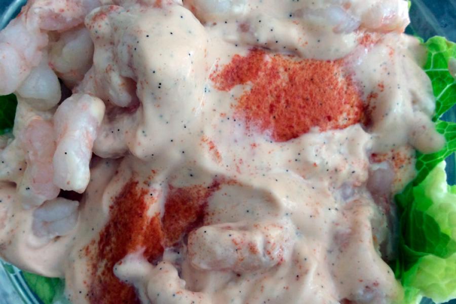 Cóctel de langostinos con lechuga.