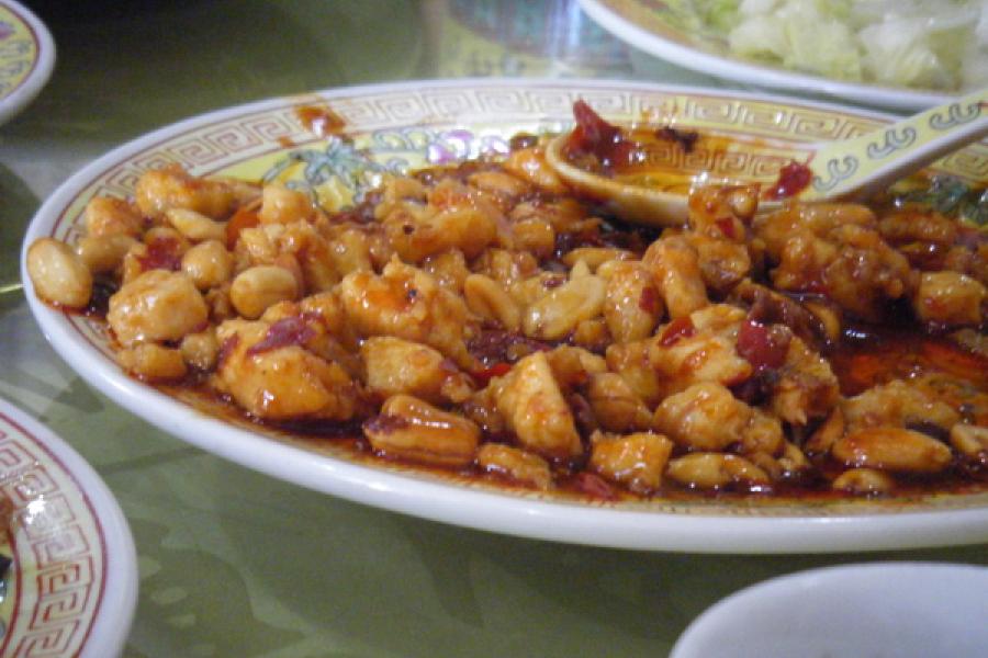 Comida china ya en la mesa.