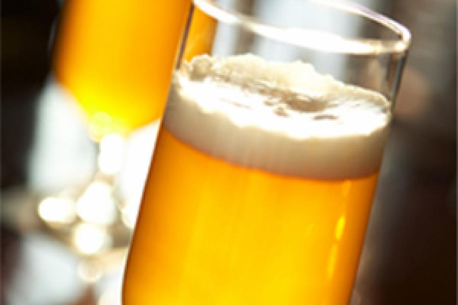Cerveza lager en copas.