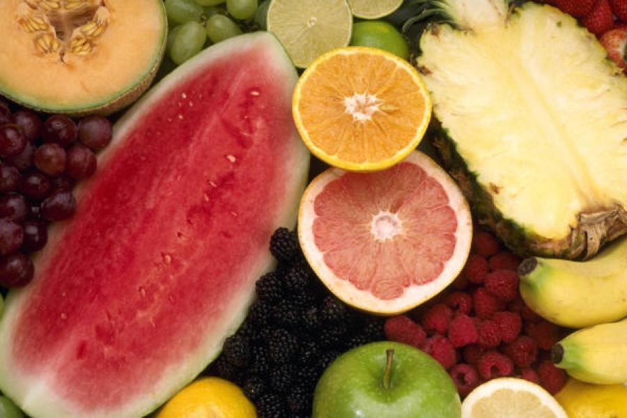 Frutas tropicales incluyendo melón, sandía, naranja, pomelo y piña.