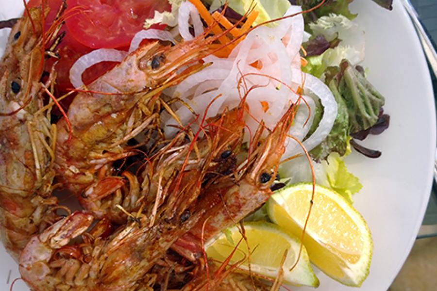 Gambas a la plancha con ensalada.