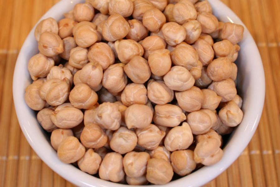Garbanzos en un recipiente blanco de loza pues las legumbres no deben faltar en la despensa.