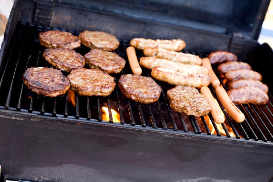 Hamburguesas y otros tipos de carne sobre la parrilla.