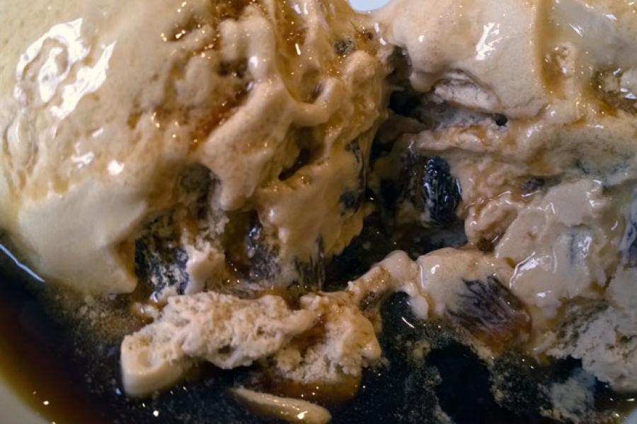 Helado de pasas con salsa de Pedro Ximénez.