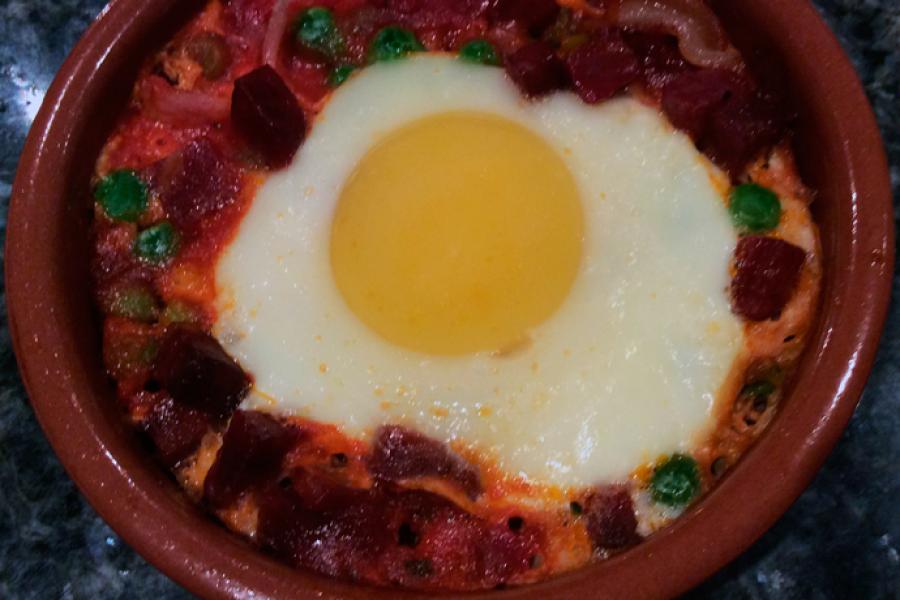 Huevo al plato al estilo gitano.