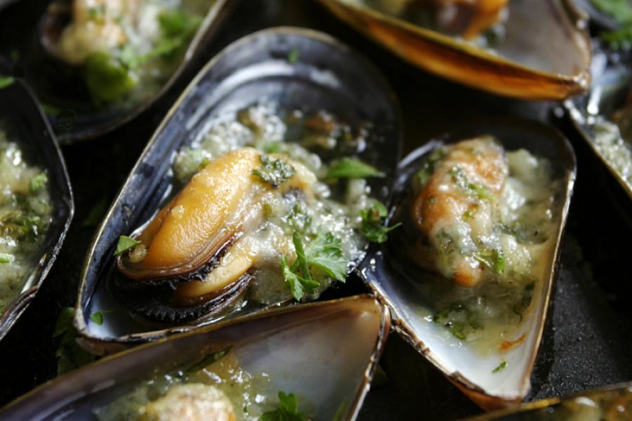 Detalle de mejillones en salsa verde.