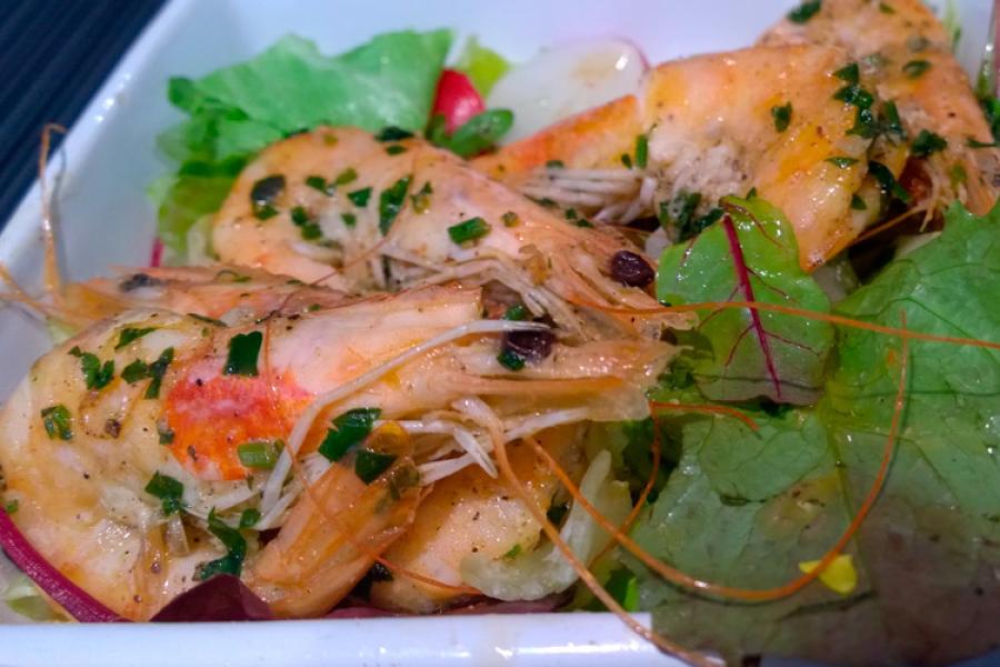 Langostinos cocinados al estilo italiano, con hierbas y ensalada. Sin pelar..