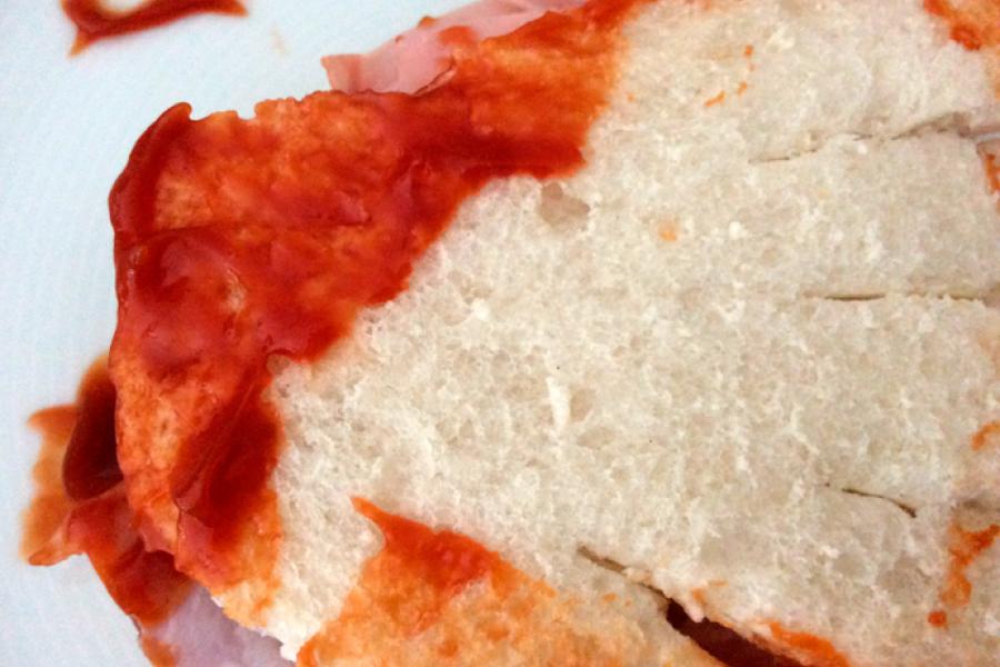 Bocadillo con forma de mano sangrienta.