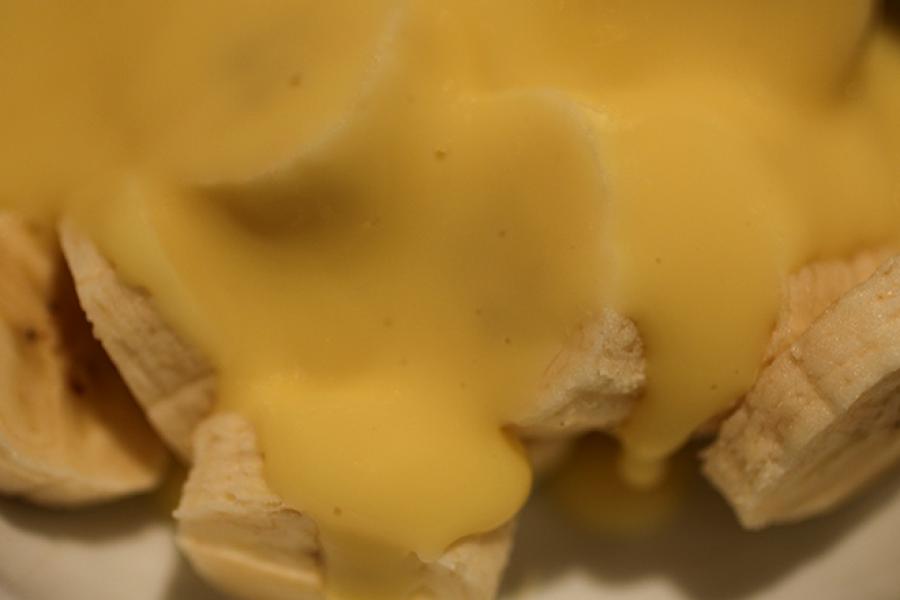 Plátano con salsa dulce inglesa.