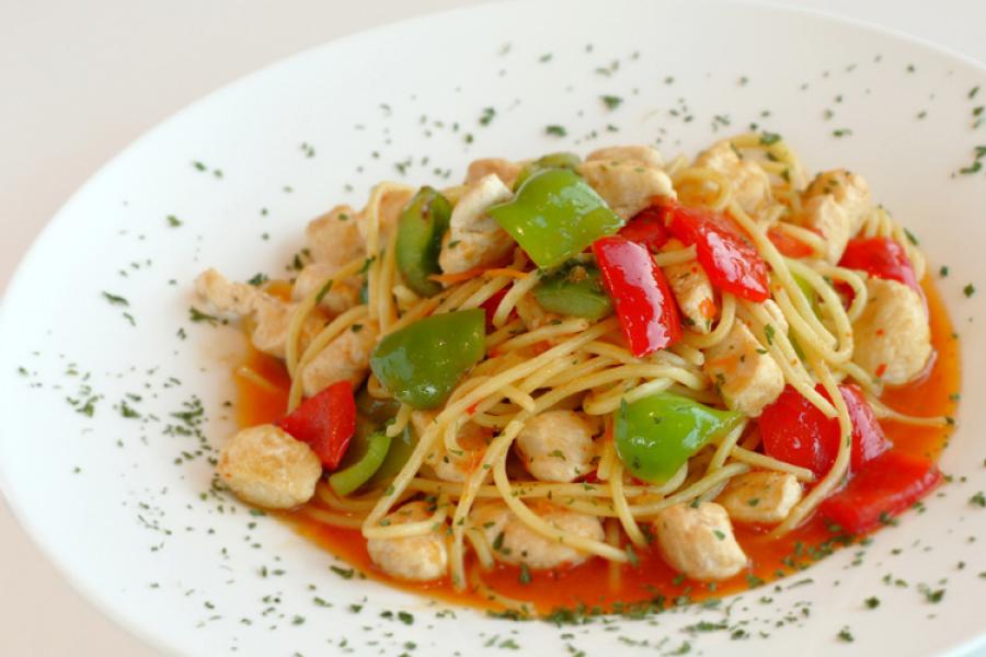 Pasta con vieiras y pimiento.
