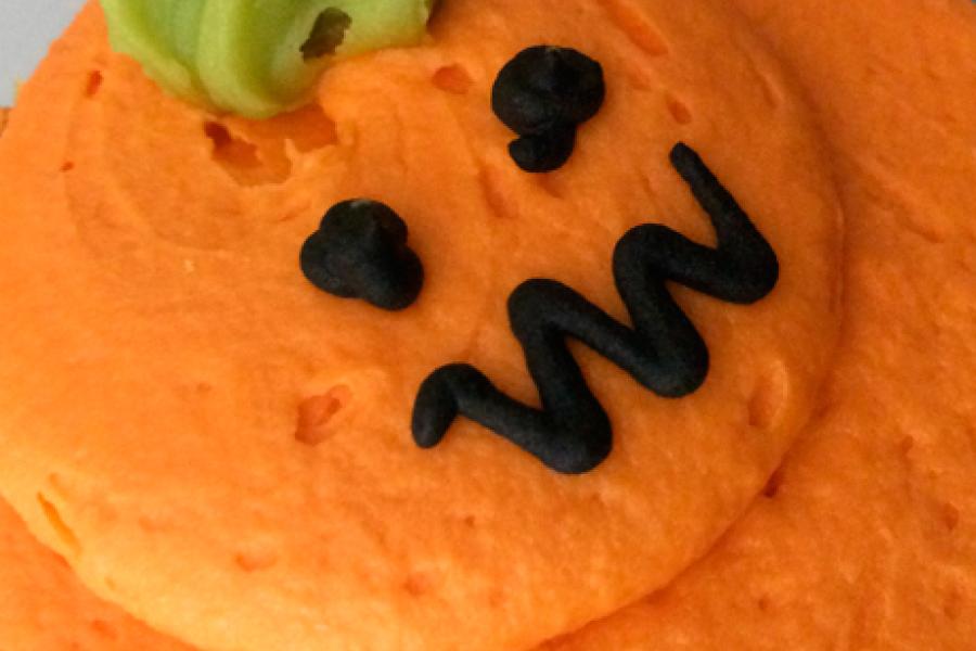 Biacochito de vainilla decorado como calabaza terrorífica.