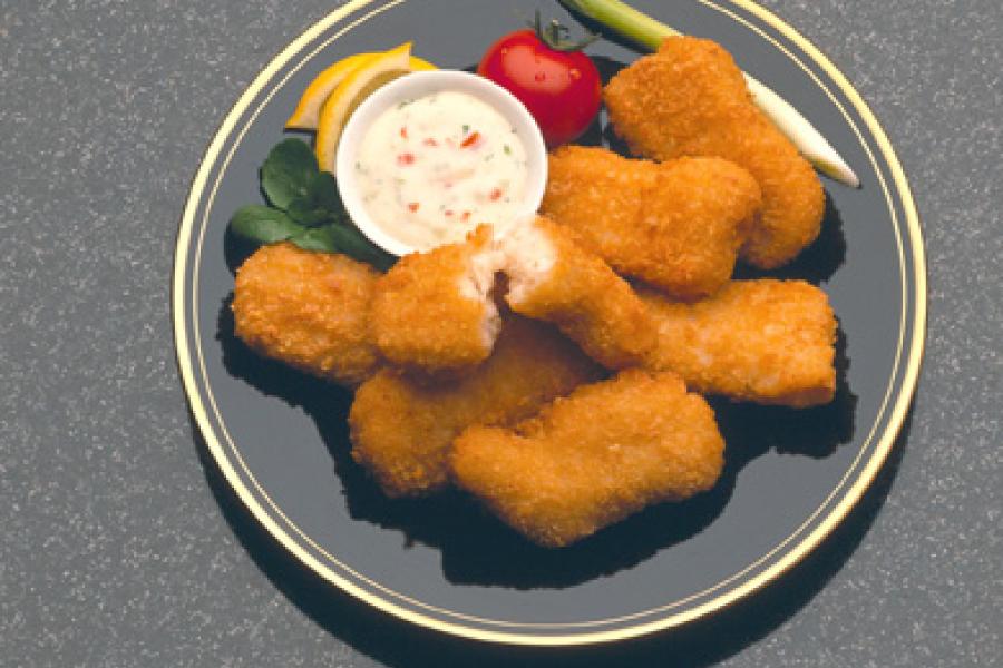 Plato de bocaditos de pollo fritos.
