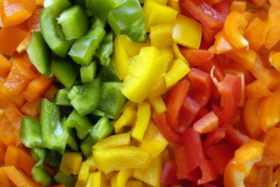 Pimientos de varios colores picados.