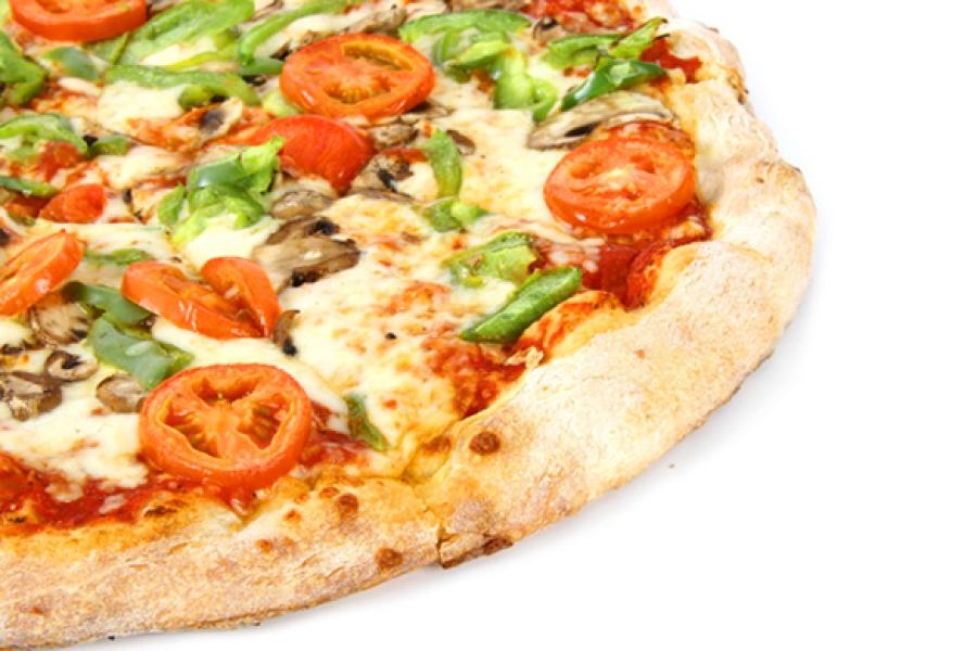 Pizza con tomate, champiñones y albahaca.