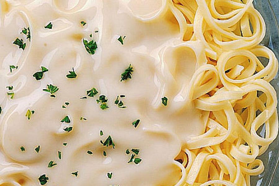 Plato de pasta con salsa.