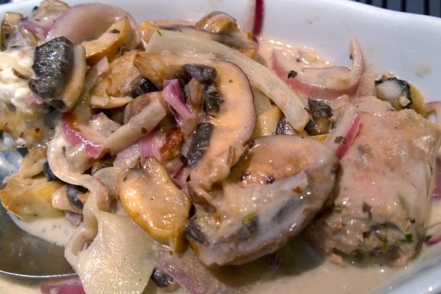 Pollo guisado con champiñones, cebolla y crema.
