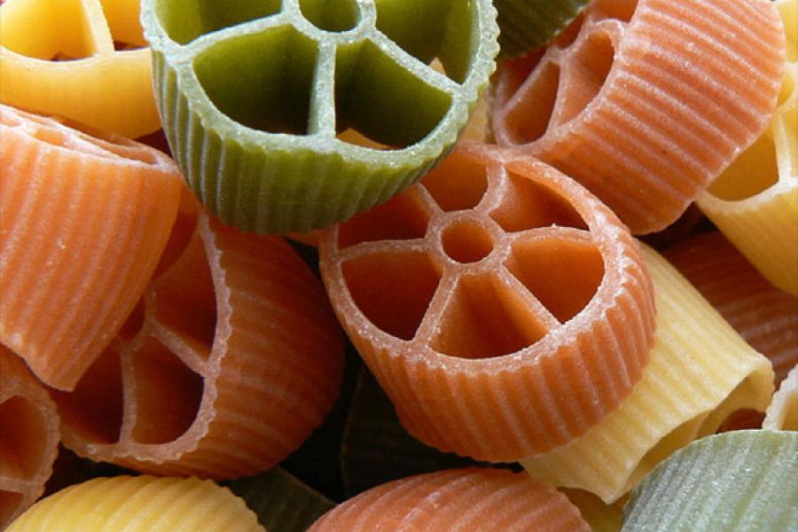 Ruedas de pasta tricolor.