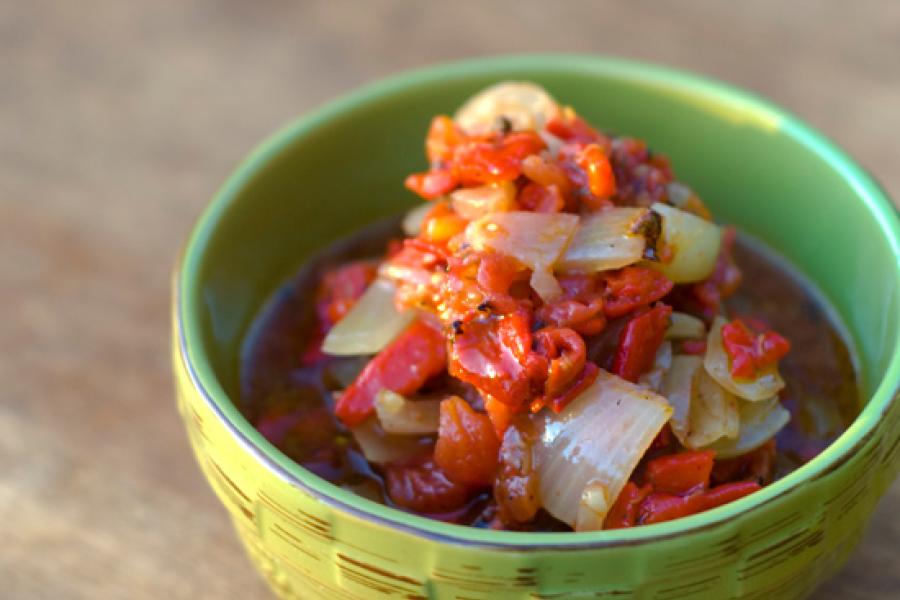 Recipiente con salsa mexicana.