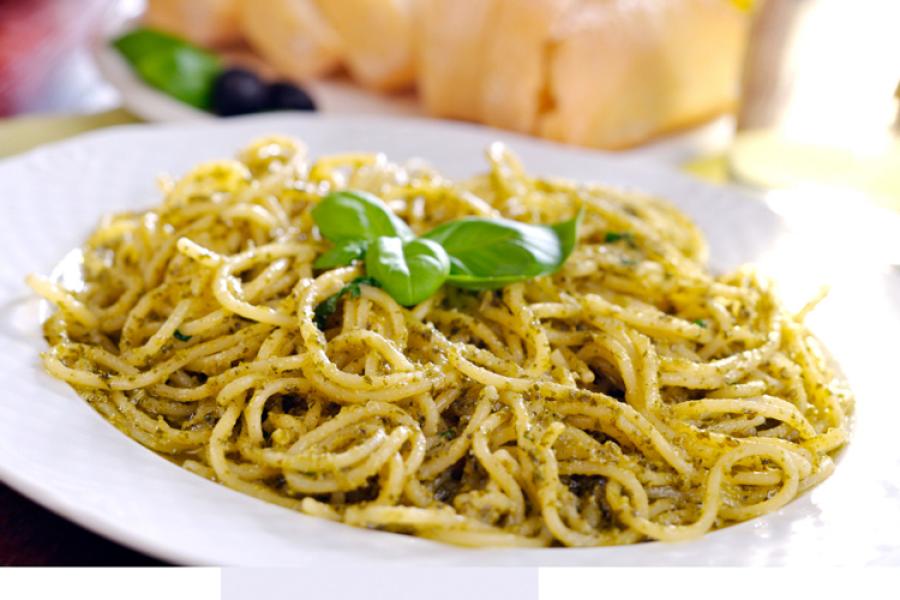 Pasta al pesto de albahaca.