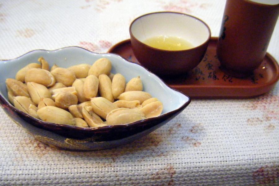 Tentempié chino con té y cachahuetes.