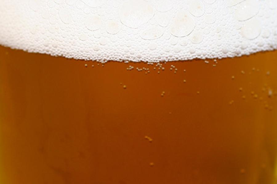 Un vaso de cerveza.