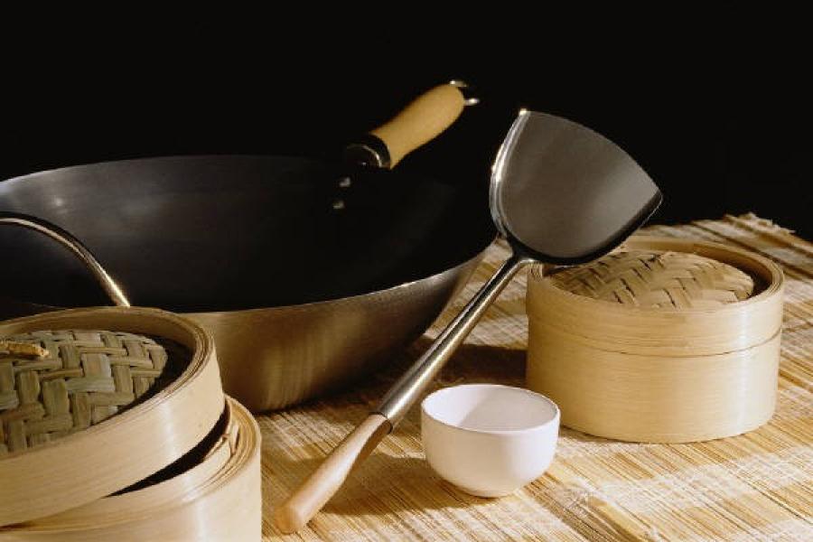 Un wok y dos cestas de vapor, cocina asiática.