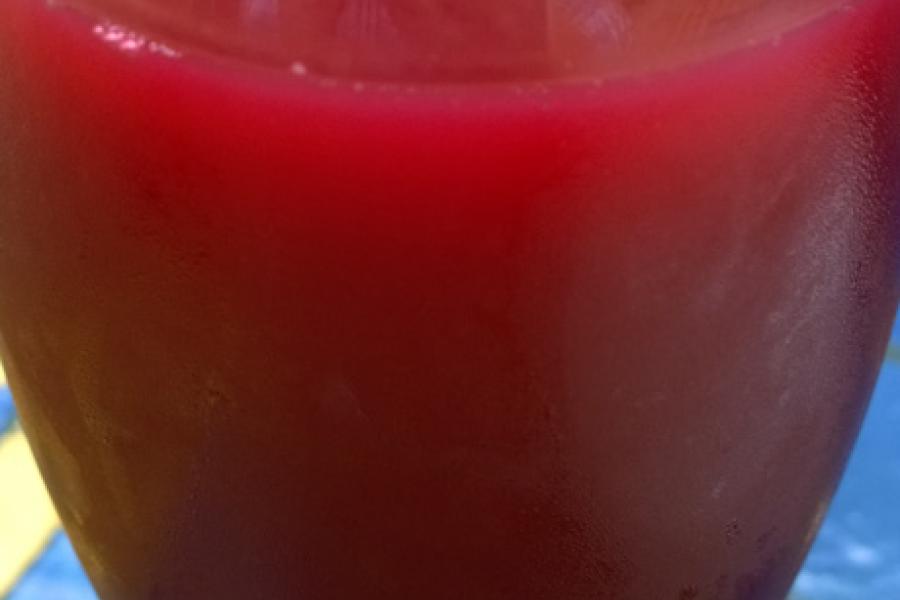 Un vaso con zumo de granada.