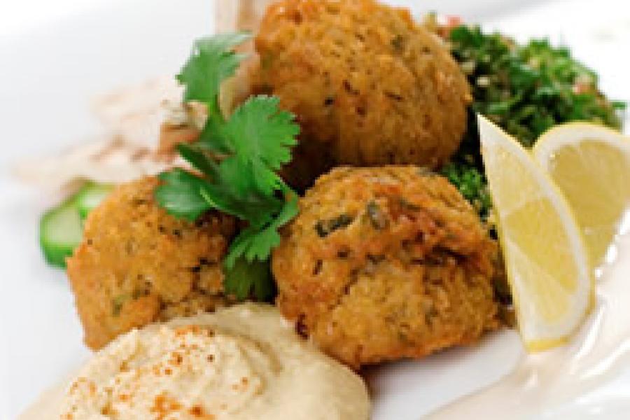 Pan pita con falafel y humus.