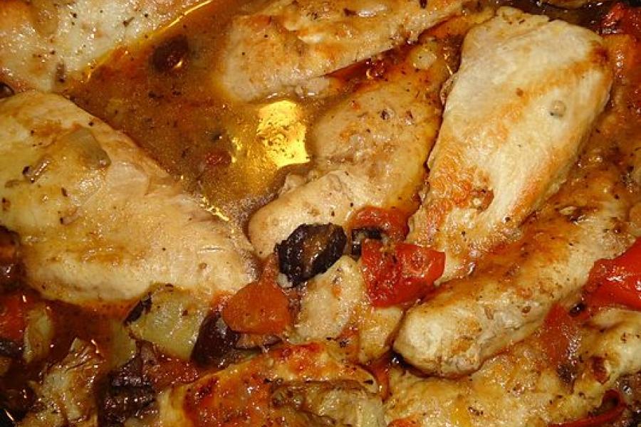 Pollo con tomate y champiñones.