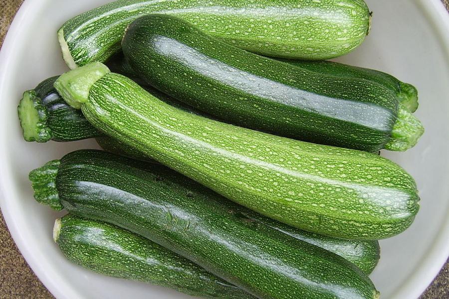 Calabacines en un recipiente.