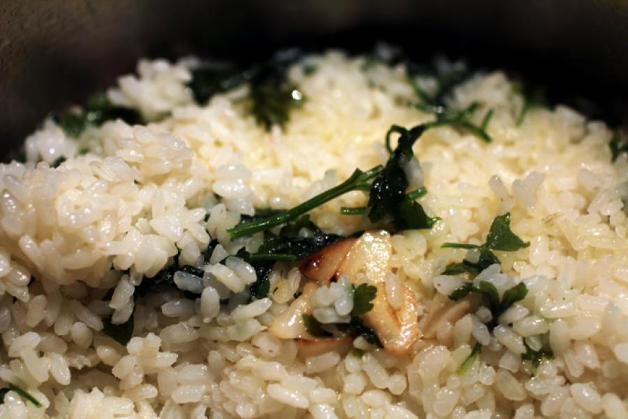 Arroz blanco en la cazuela.