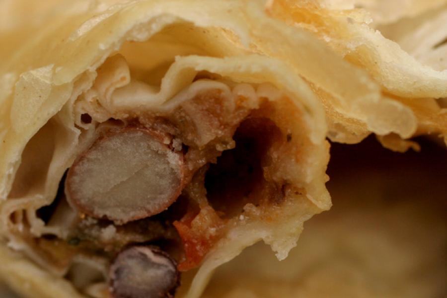 Un burrito de frijoles hecho con una tortilla rellena.