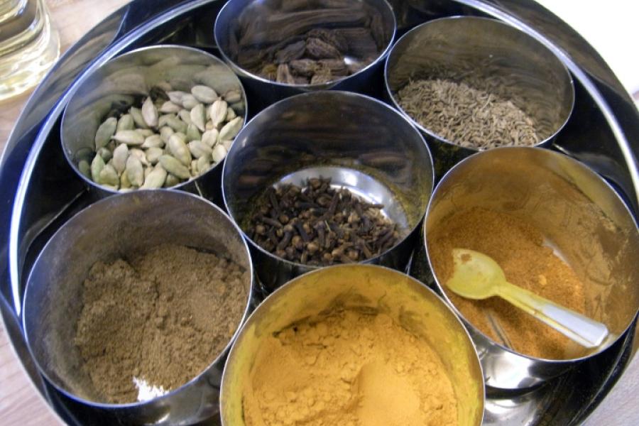 Caja de especias típica de la India.