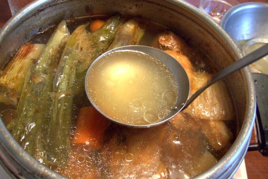 Caldo de pollo en la olla.